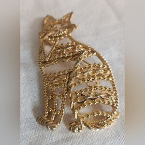 Luxurious Gold Openwork Brooch with Intricate Lattice Design